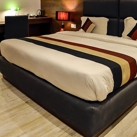 Oyo 1358 Hotel Crossroad Lakhnau Kültér fotó