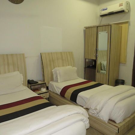 Oyo 1358 Hotel Crossroad Lakhnau Kültér fotó