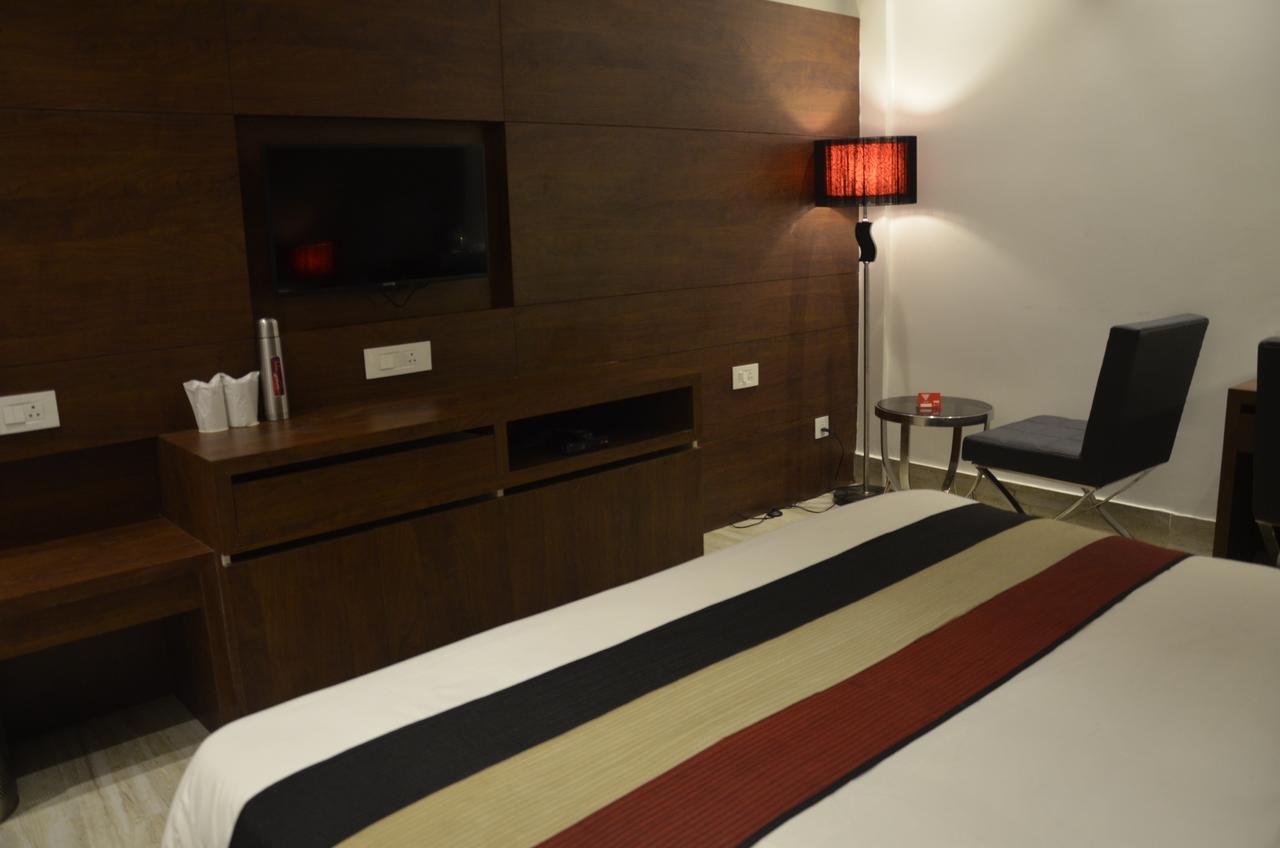 Oyo 1358 Hotel Crossroad Lakhnau Kültér fotó