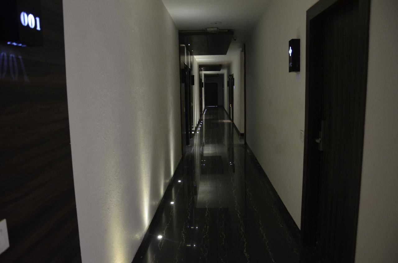 Oyo 1358 Hotel Crossroad Lakhnau Kültér fotó