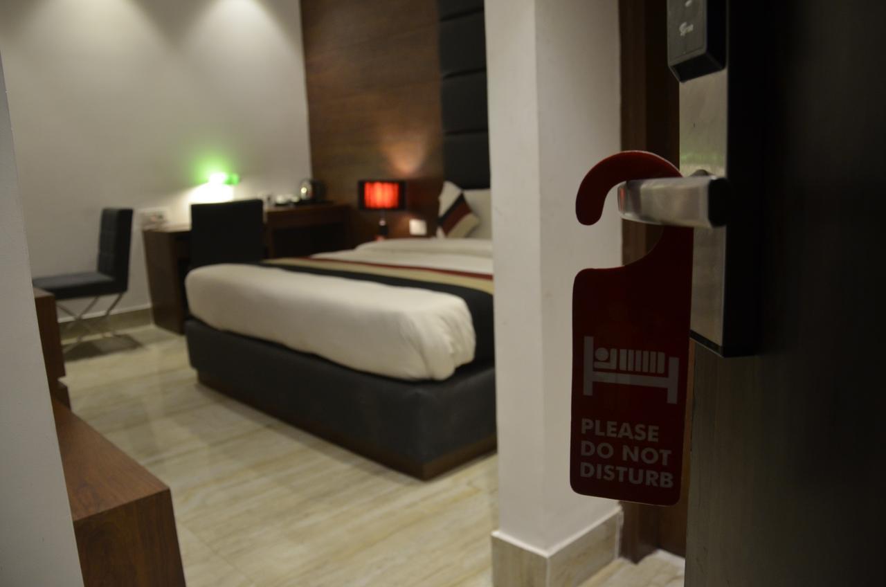 Oyo 1358 Hotel Crossroad Lakhnau Kültér fotó