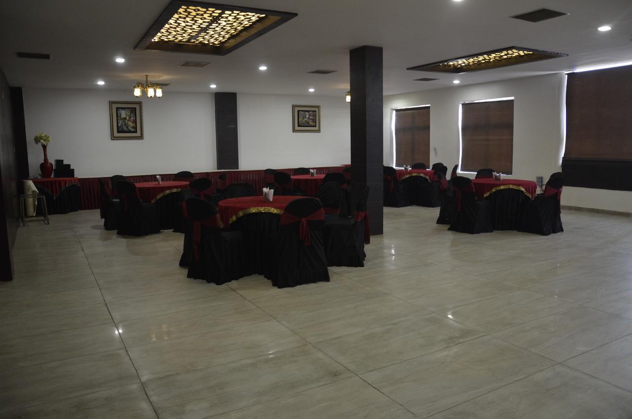Oyo 1358 Hotel Crossroad Lakhnau Kültér fotó