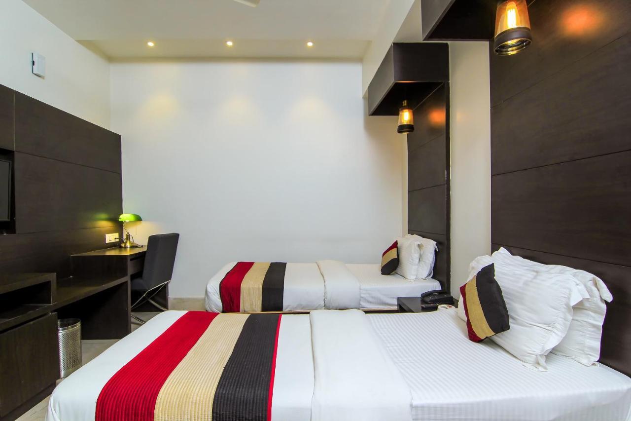 Oyo 1358 Hotel Crossroad Lakhnau Kültér fotó