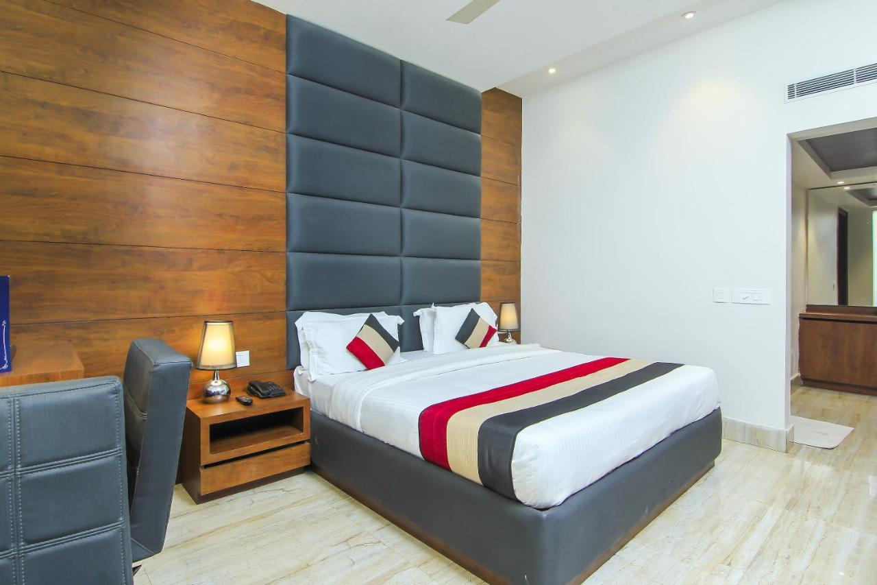 Oyo 1358 Hotel Crossroad Lakhnau Kültér fotó