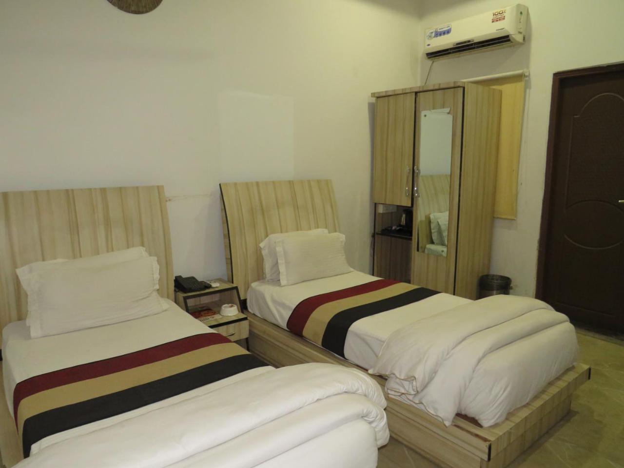 Oyo 1358 Hotel Crossroad Lakhnau Kültér fotó