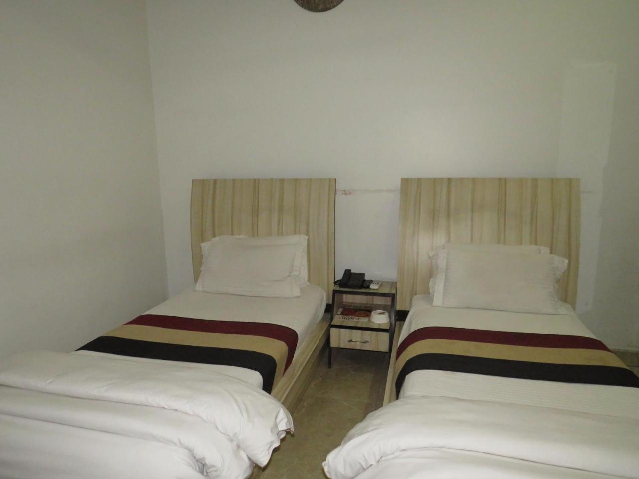Oyo 1358 Hotel Crossroad Lakhnau Kültér fotó