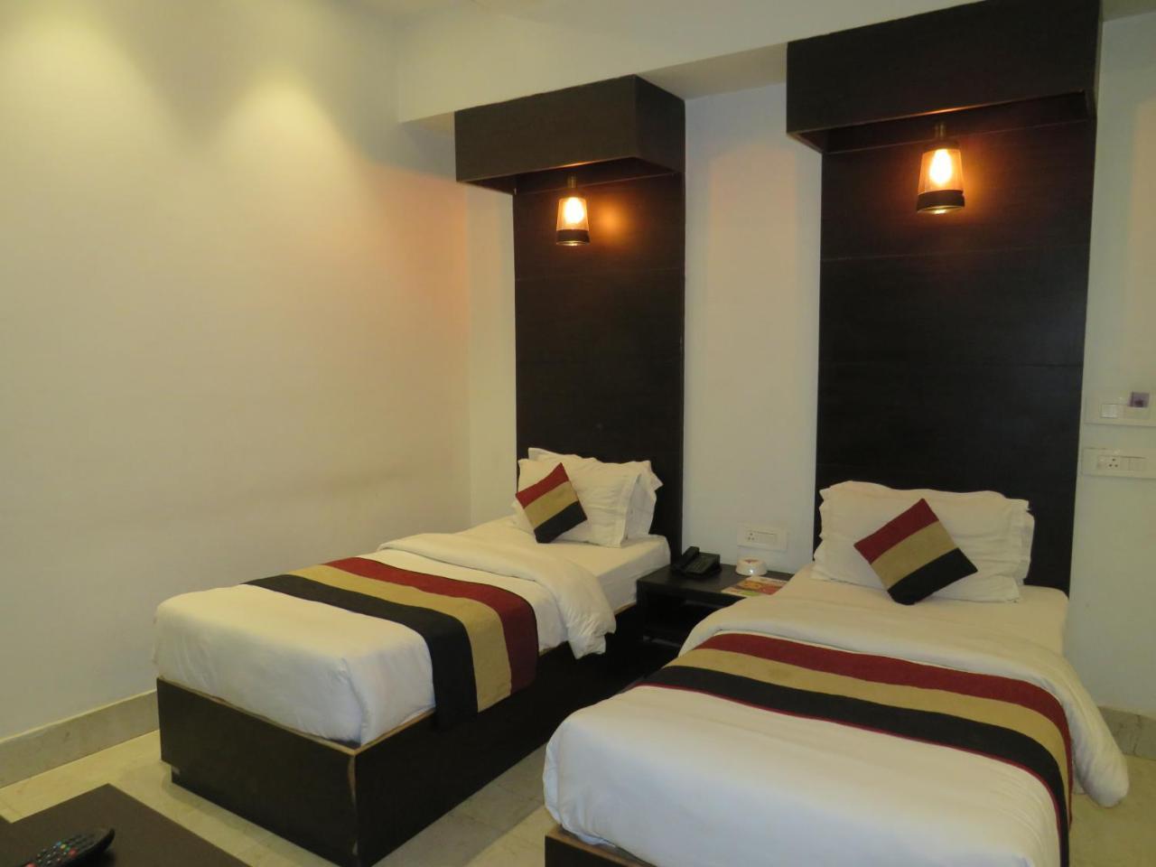 Oyo 1358 Hotel Crossroad Lakhnau Kültér fotó